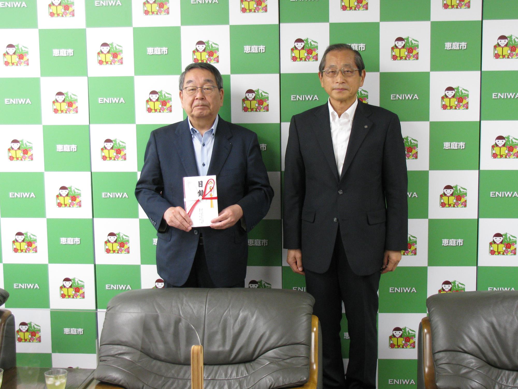 ひまわり財団の理事長と写真を撮る原田市長