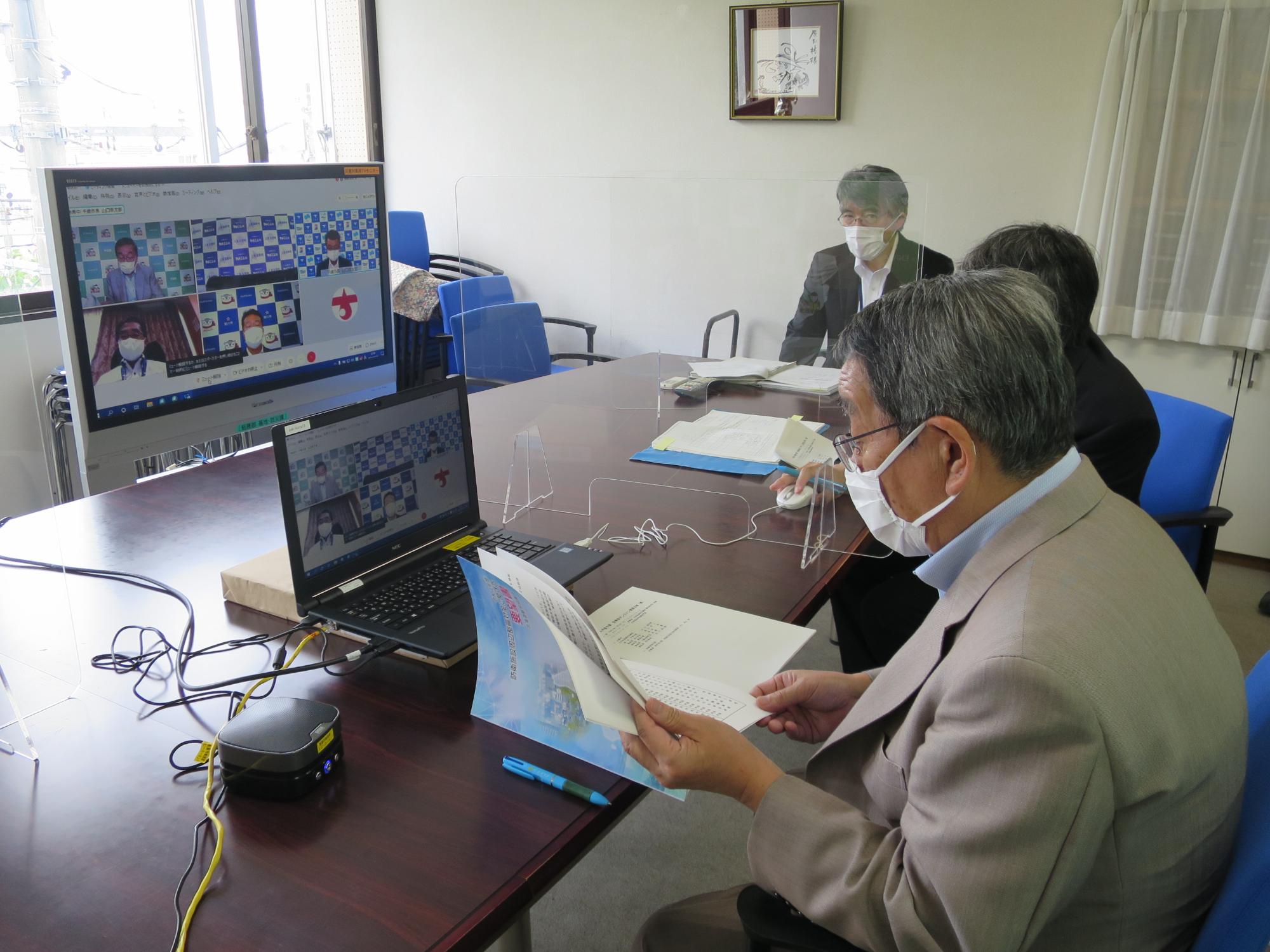北海道基地協議会の要望にウェブで参加する原田市長