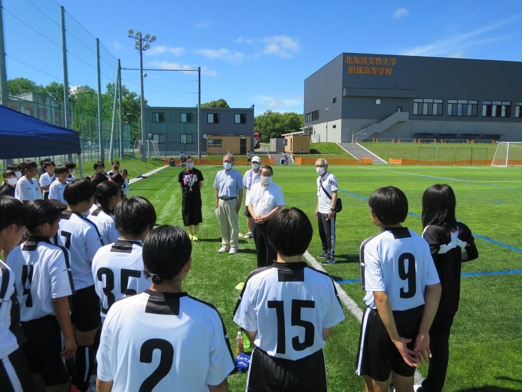 北海道文教大学附属高校女子サッカー部を激励する原田市長