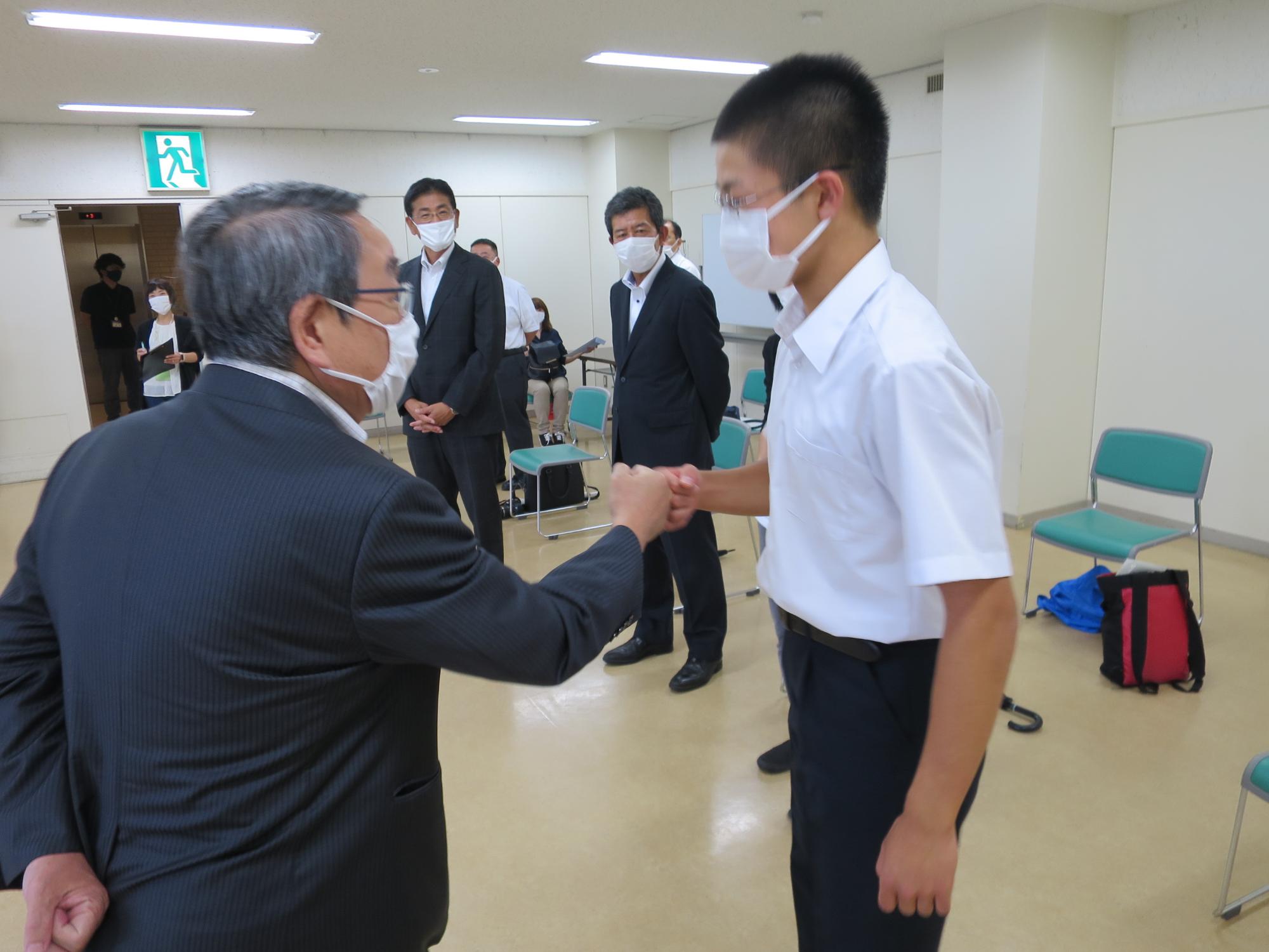 陸上で全国大会に出場する生徒にエールを贈る原田市長
