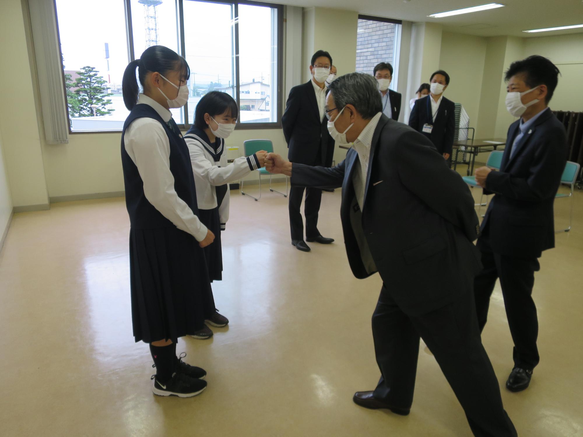 卓球で全国大会に出場する生徒にエールを贈る原田市長