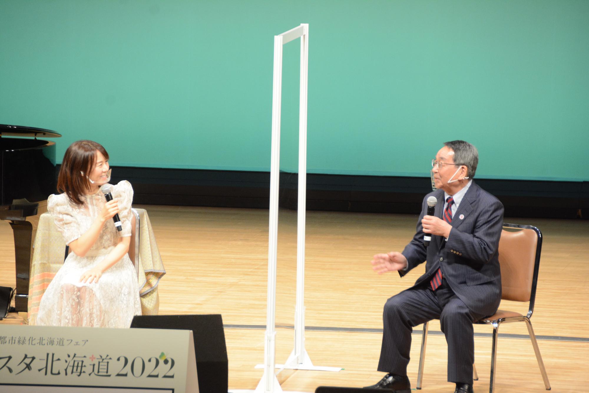 半崎美子さんとトークショーをする原田市長