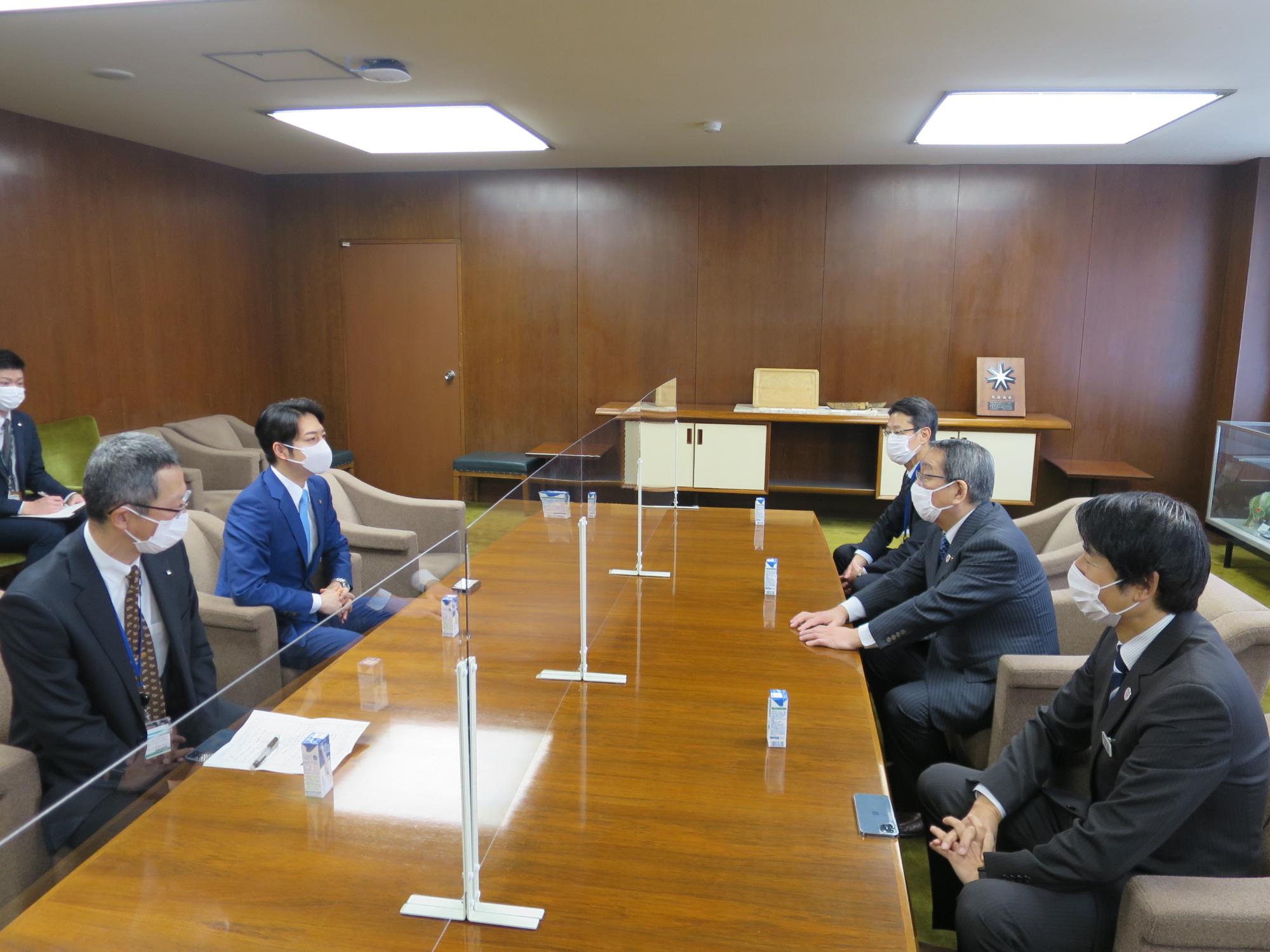 鈴木北海道知事と歓談する原田市長
