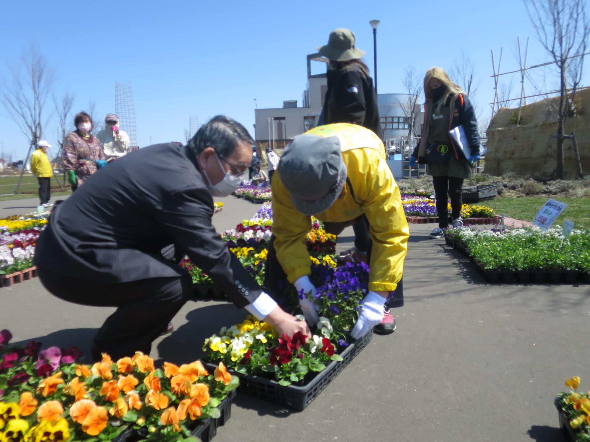 花いっぱい文化協会の春の花パンジーの斡旋で購入する原田市長