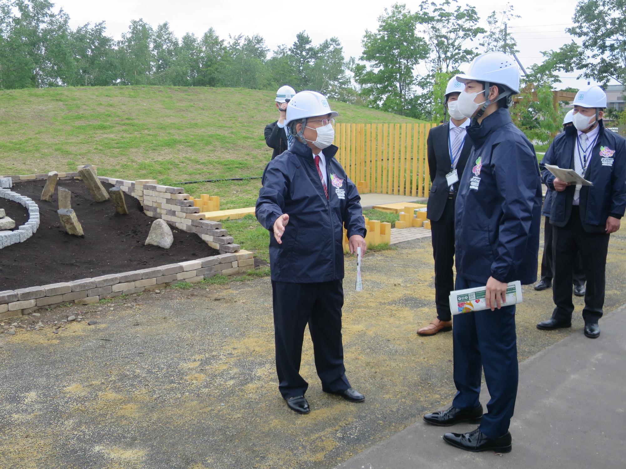 鈴木北海道知事に整備状況を説明する原田市長