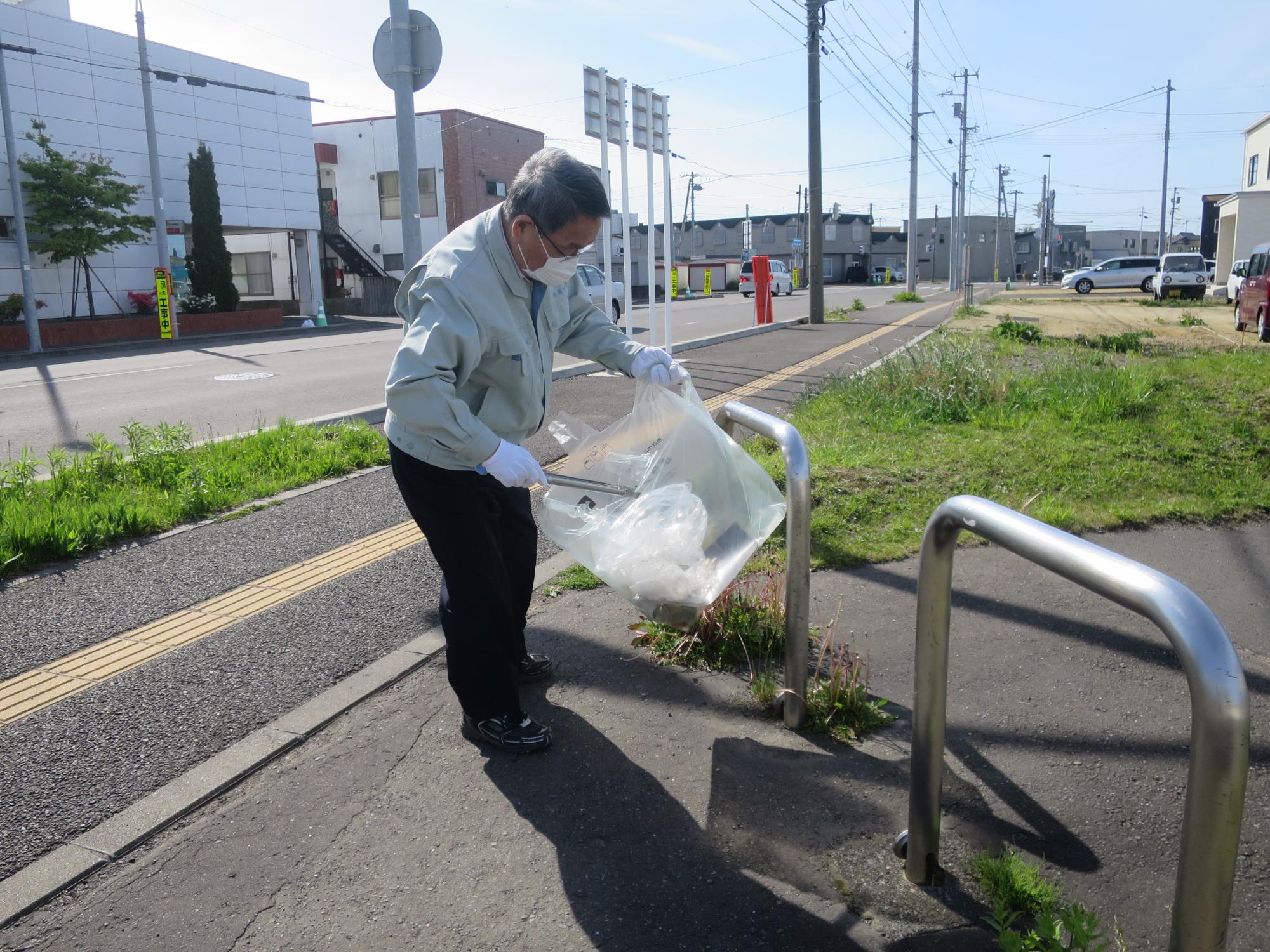 ゴミを拾う原田市長