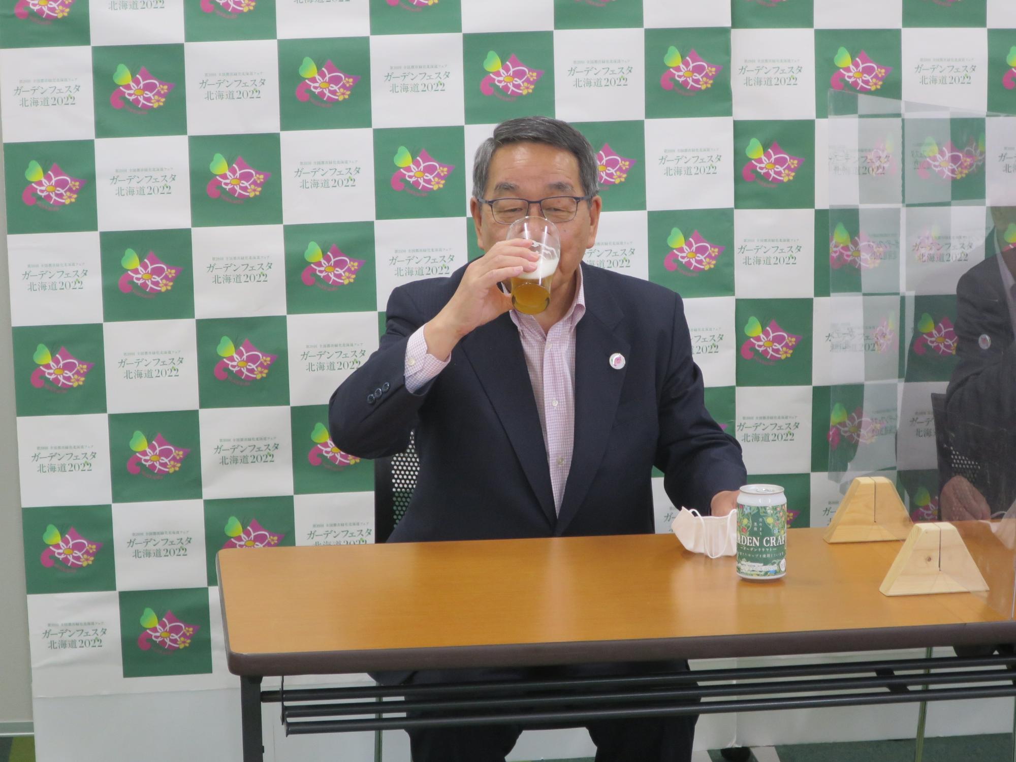 クラフトビールを試飲する原田市長