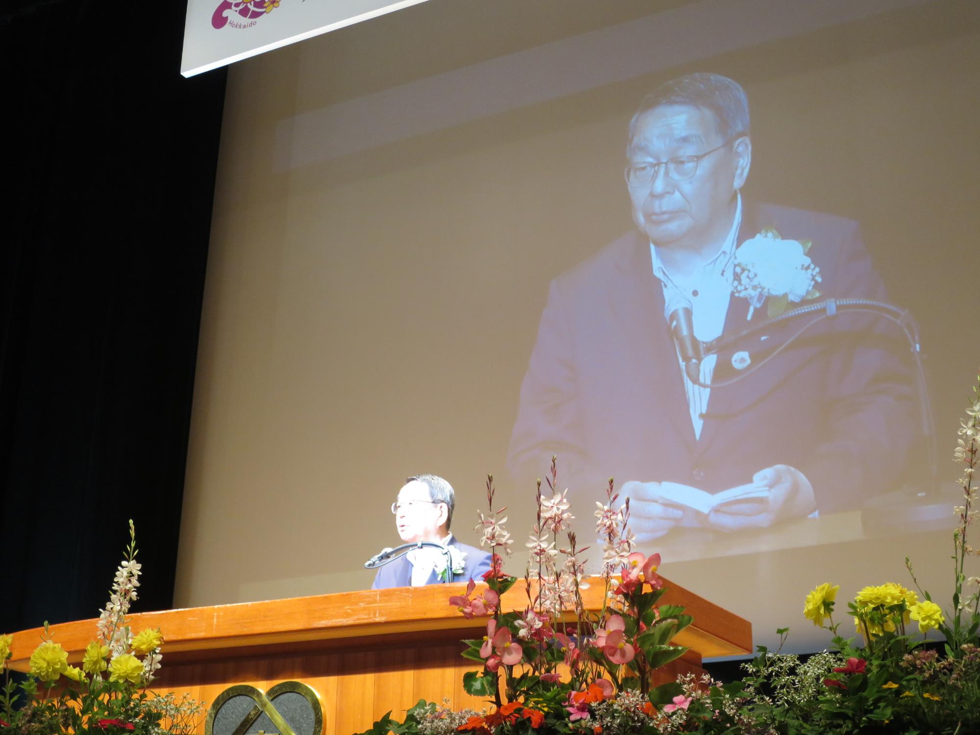 開会式で挨拶する原田市長の映像