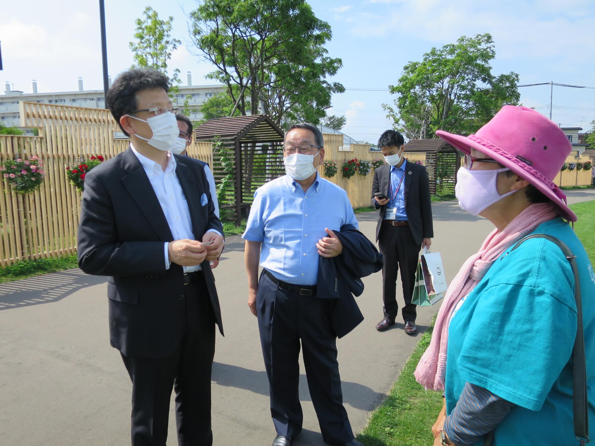 ボランティアと話をする熊本市長と原田市長