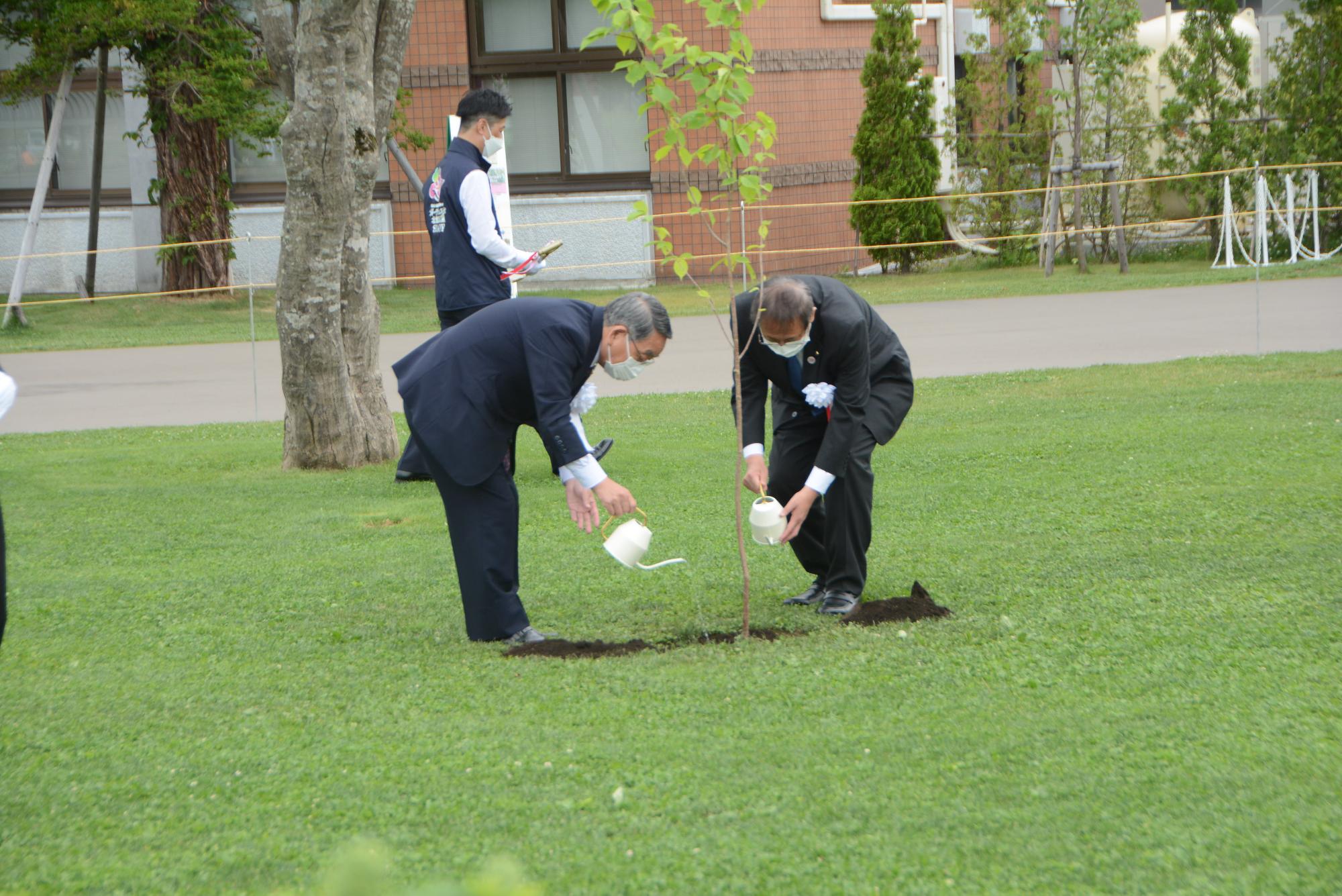 原田市長と野沢市議会議長による記念植樹