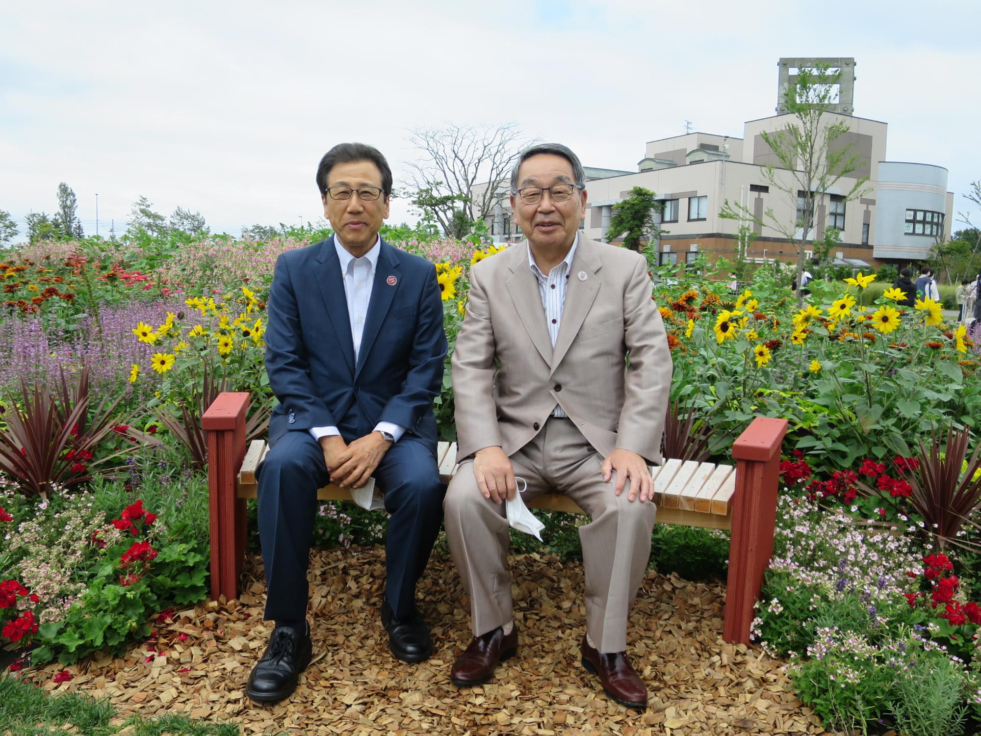 札幌市長と記念撮影する原田市長