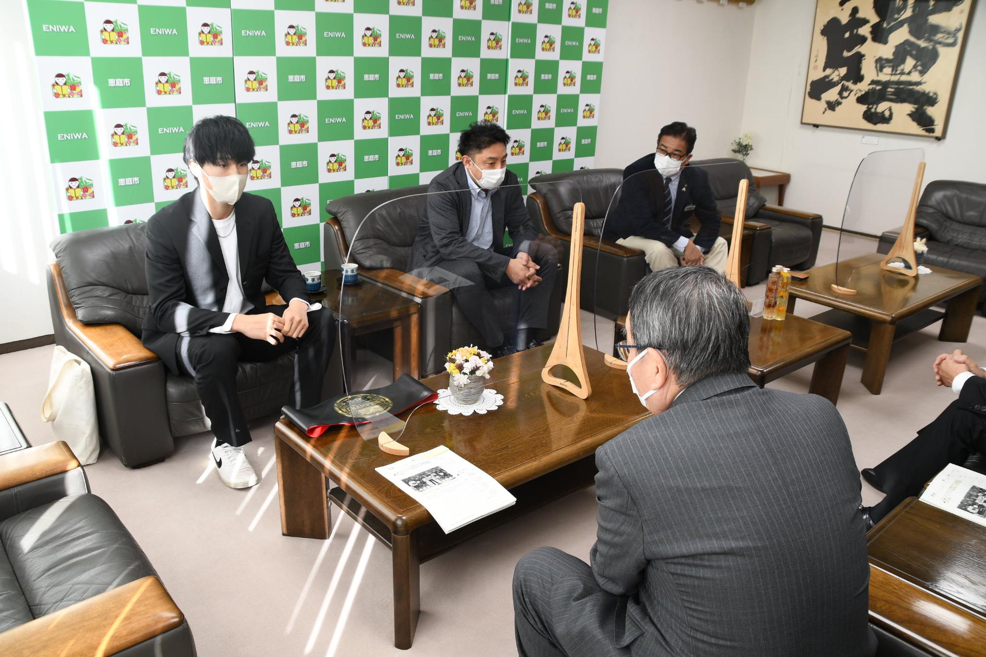上野選手から大会の報告を受ける原田市長