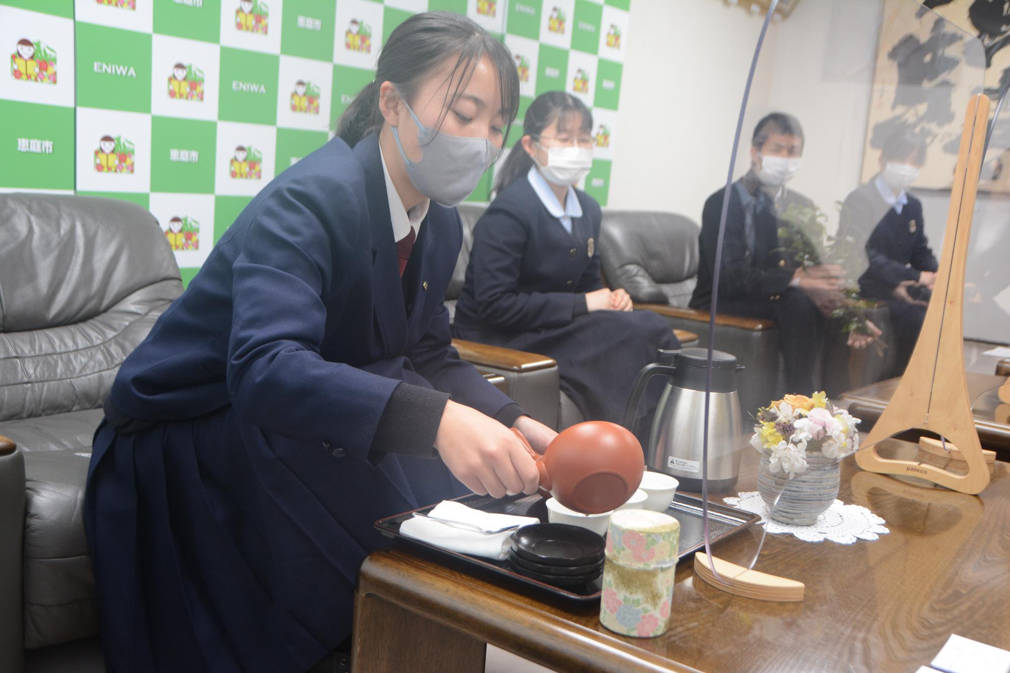 原田市長にお茶をいれる藤枝の高校生