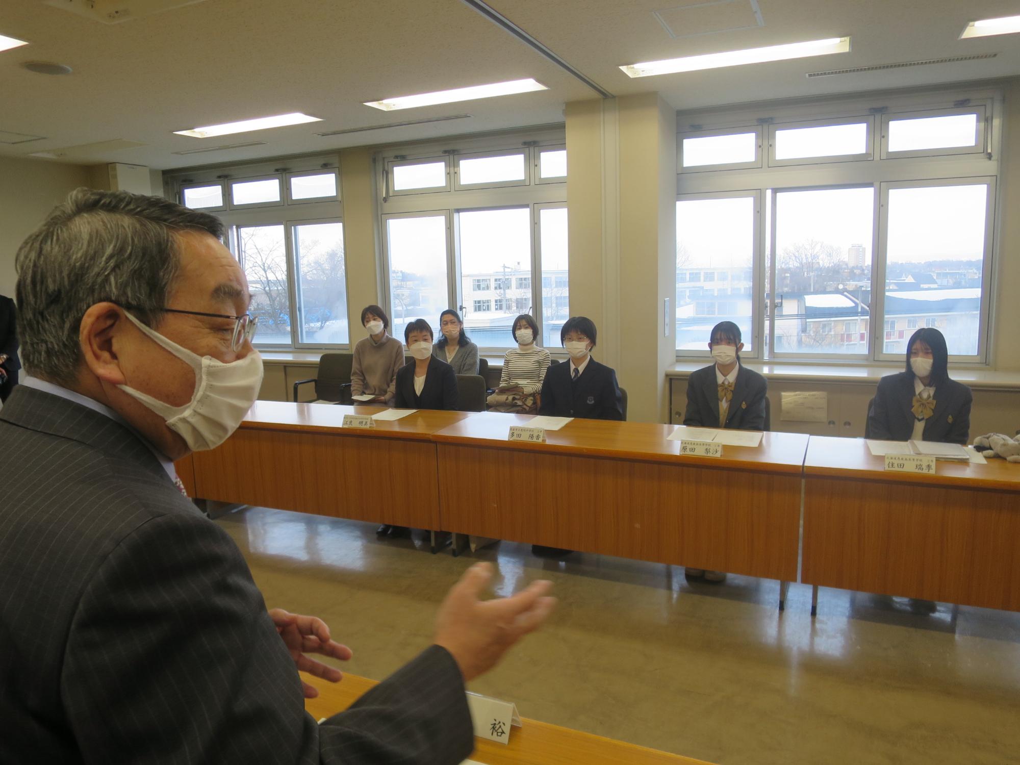 国際交流派遣の生徒を激励する原田市長