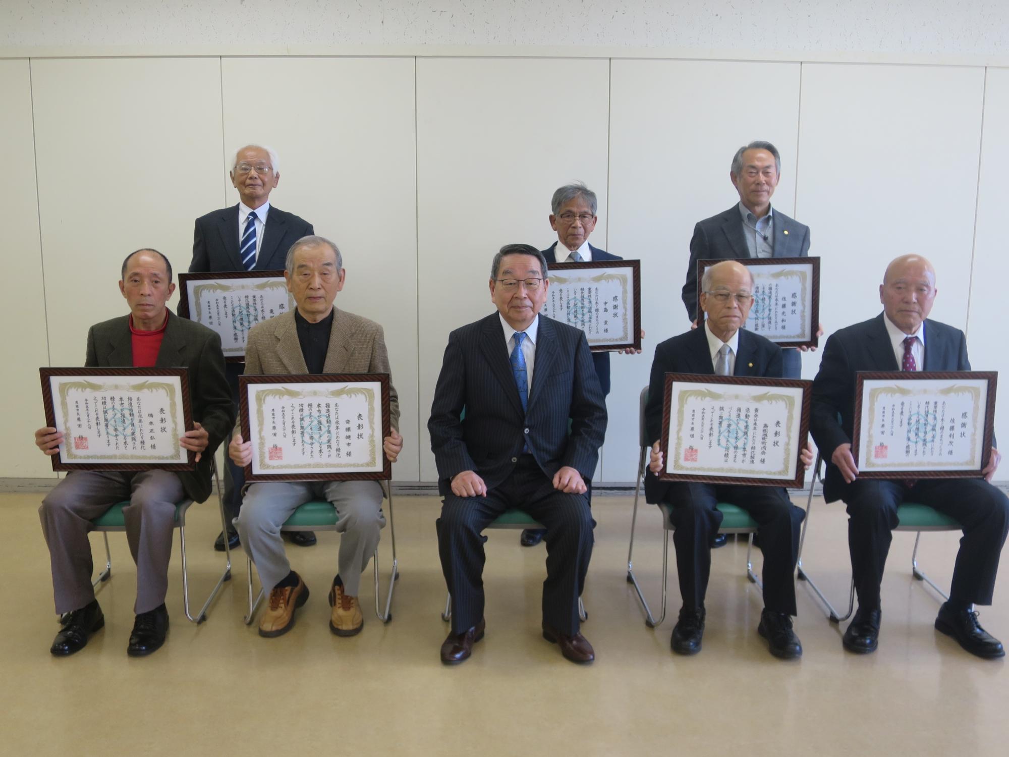 水と緑のまちづくり表彰受賞者と記念撮影する原田市長