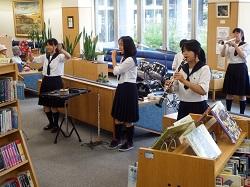 図書室で演奏する恵庭北高校吹奏楽部の学生たちの写真