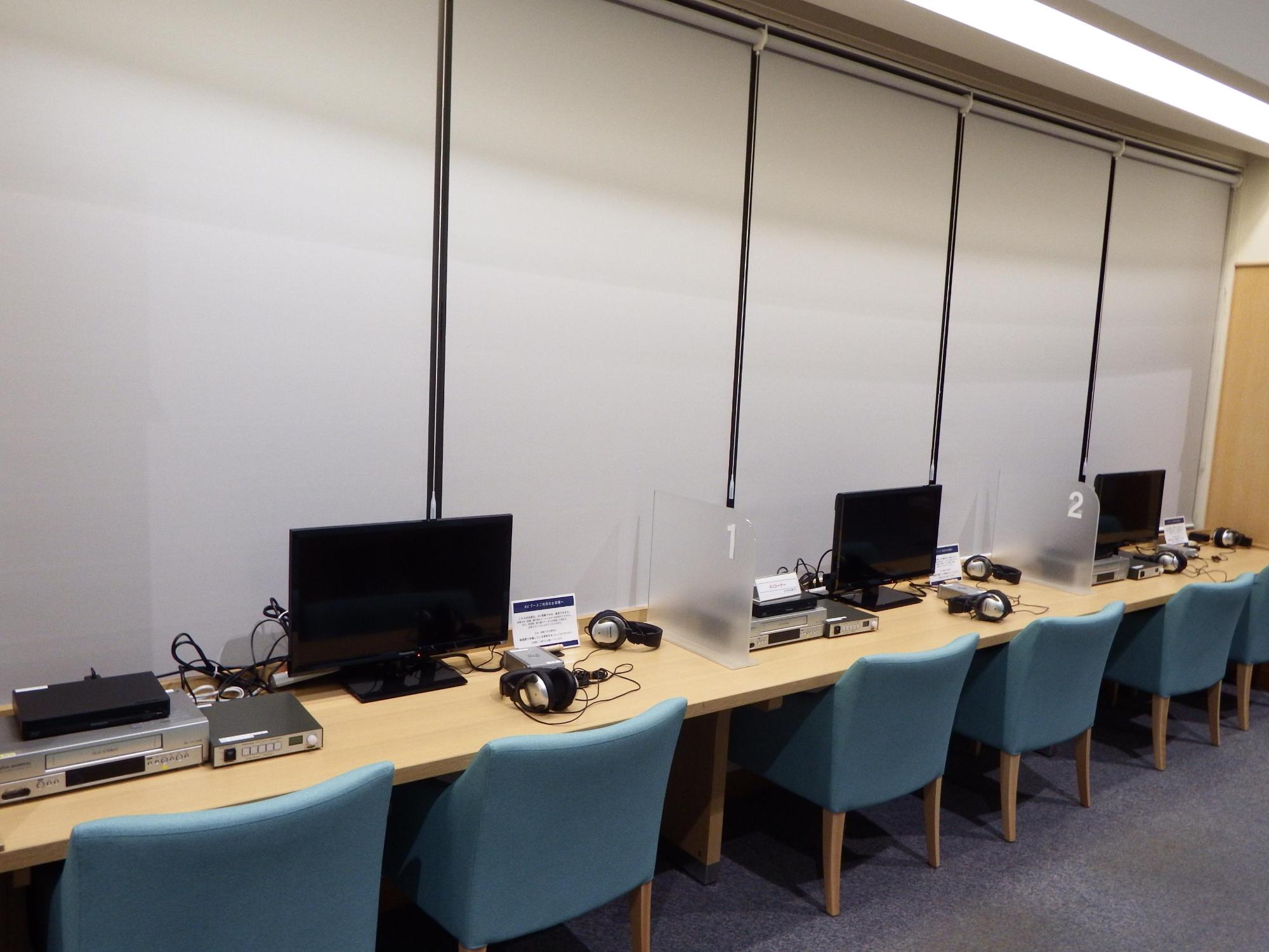 恵庭市立図書館のAV設備視聴用モニターが設置されている机の写真