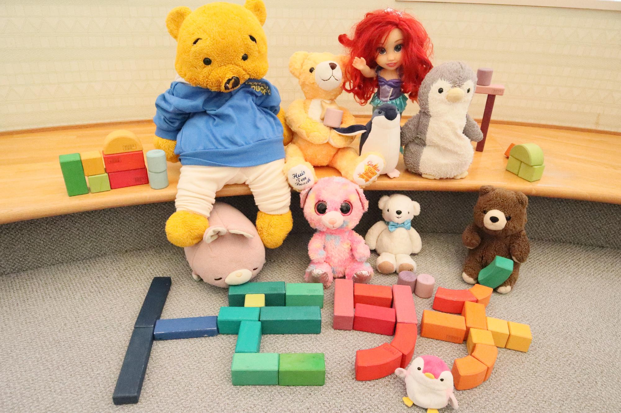 ぬいぐるみおとまり会みんなで記念写真