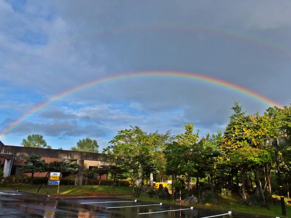 雨上がりの空に現れた7色の虹の写真