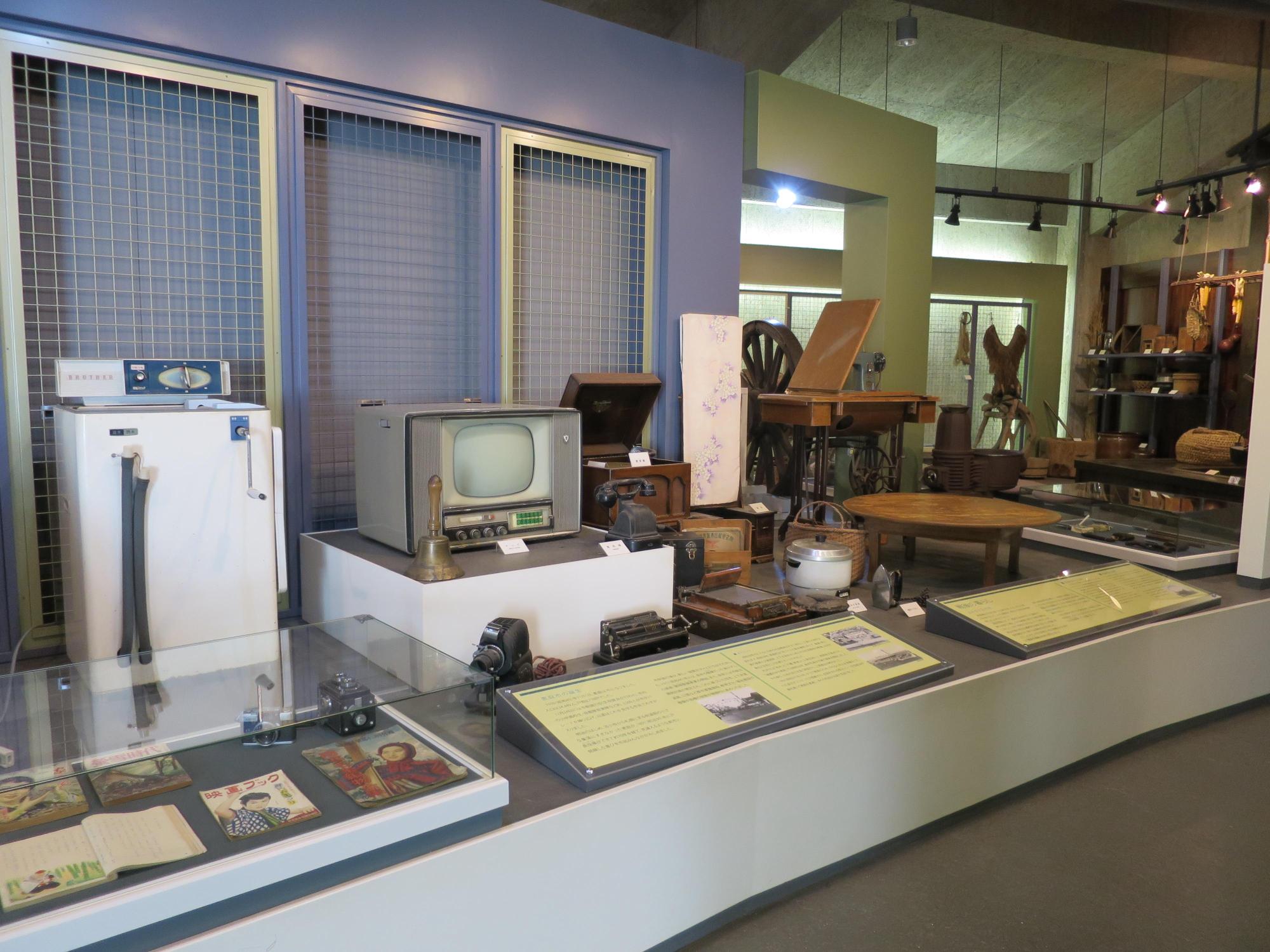 昭和30年代に使用されたテレビや洗濯機などの生活用具が展示された写真