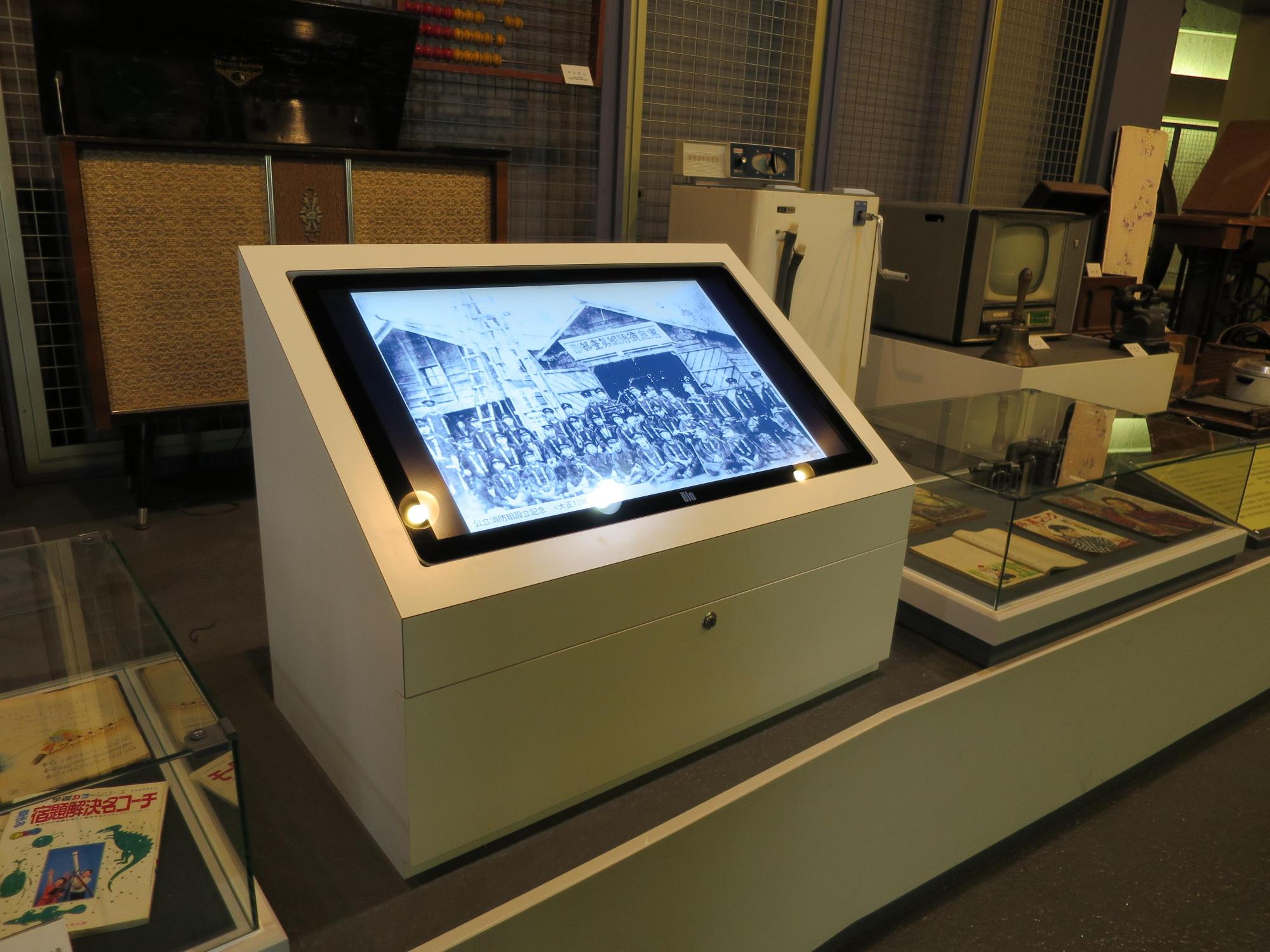 郷土資料館収蔵の写真を閲覧できるモニターが設置されている写真