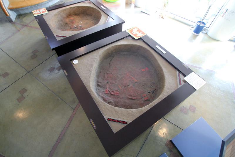 カリンバ展示室に展示されている大型合葬墓の複製品の写真