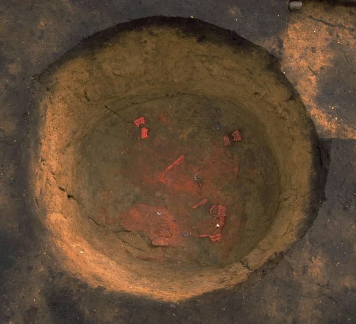 カリンバ遺跡で見つかった史跡の穴底の写真