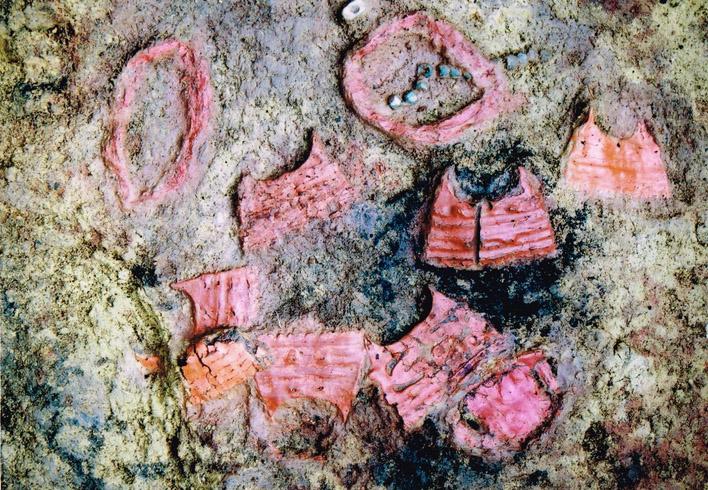 カリンバ遺跡でみつかった漆塗り装身具の写真