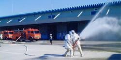 恵庭市の消防団が消防車のホースをもち消化訓練をしている写真