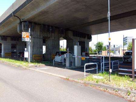 恵み野駅高架下駐車場の写真