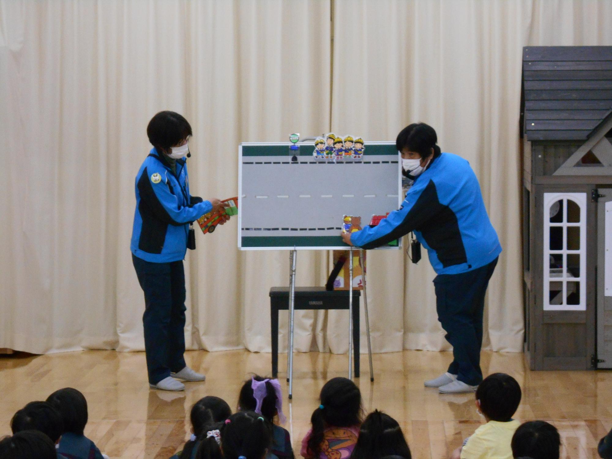幼稚園で人形劇を行っている交通安全児童指導員の方の写真