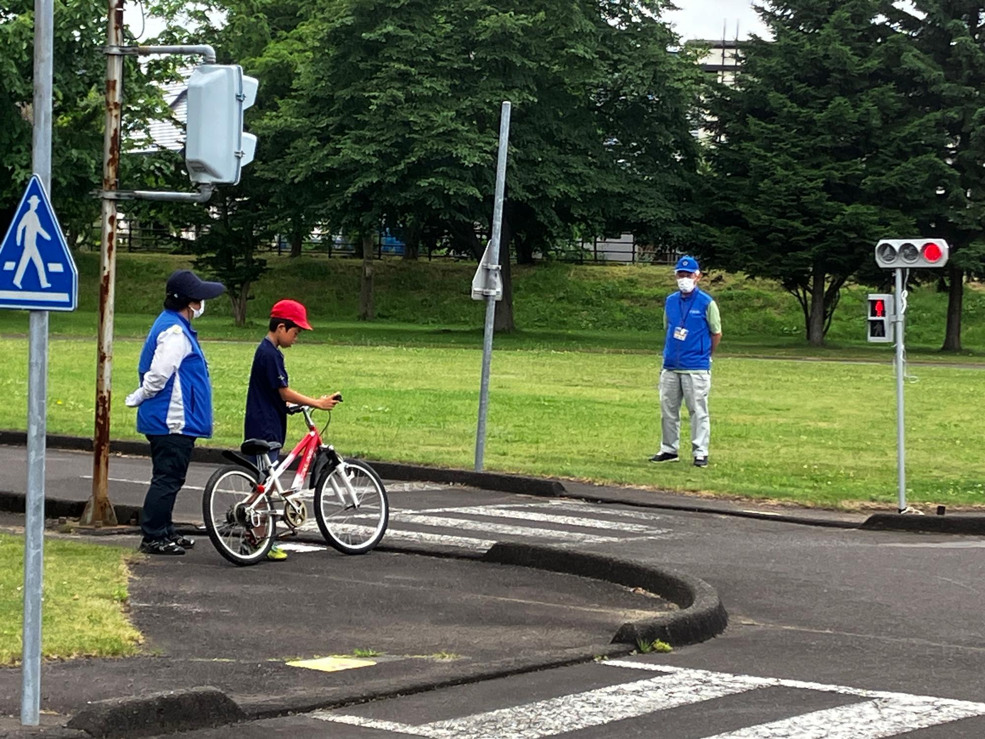 交通安全指導で横断歩道を小学生が歩行している写真