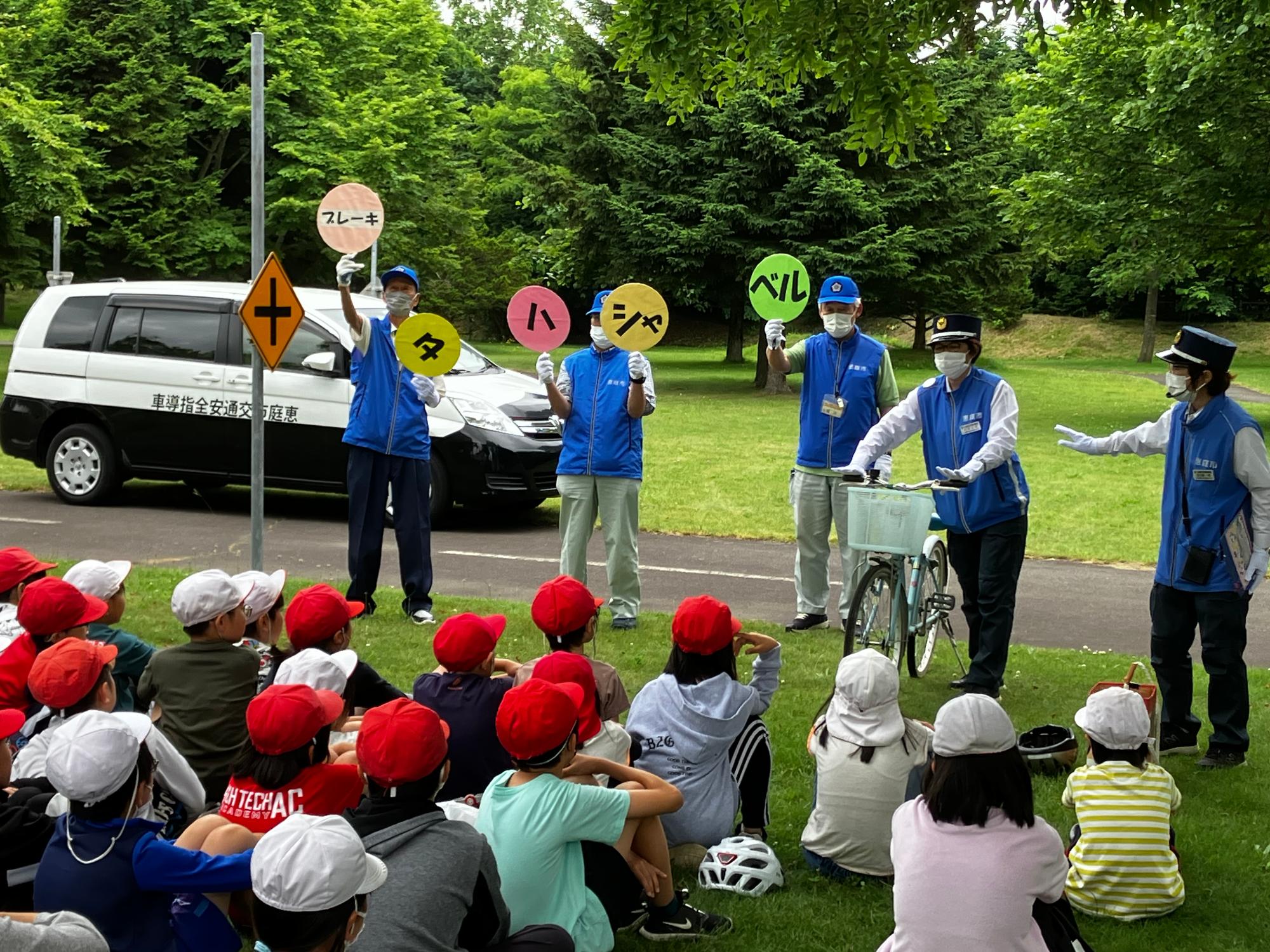 小学生にへの交通安全指導の写真